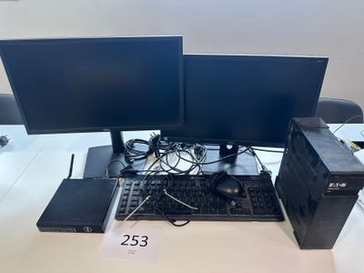 deux écrans d'ordinateur et un clavier sur le bureau