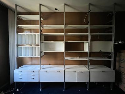 une pièce avec un lit, des étagères et une échelle