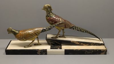 paire de faisans en bronze sur un socle en marbre, avec une base noire et blanche