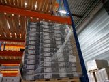 une grande pile de boîtes sur une palette dans un entrepôt