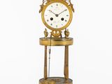 une horloge posée sur une table