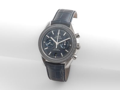 un gros plan d'une montre sur une surface blanche avec un fond blanc
