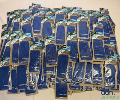 de nombreux sachets de café bleus posés sur une table
