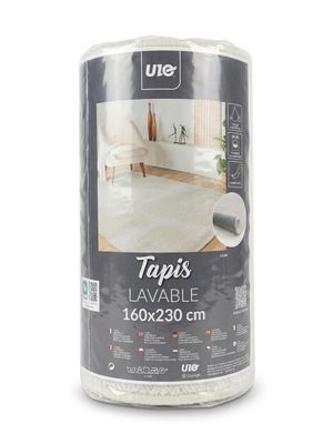 Le rouleau de papier toilette est blanc et comporte, en arrière-plan, l'image d'un salon