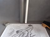 dessin représentant un homme sur un skateboard, réalisé sur une feuille de papier