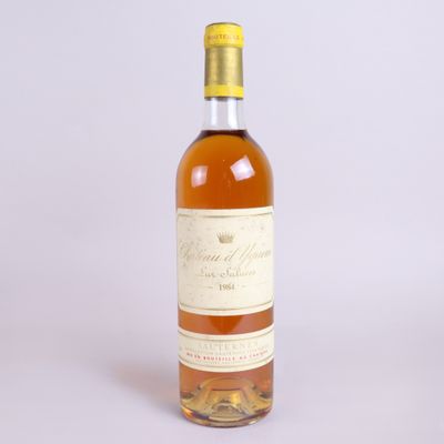 l'image d'une bouteille de vin posée sur une table