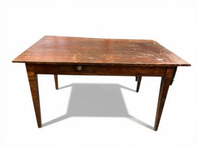 une petite table en bois avec un tiroir