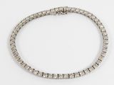 gros plan d'un bracelet en diamant sur une surface blanche