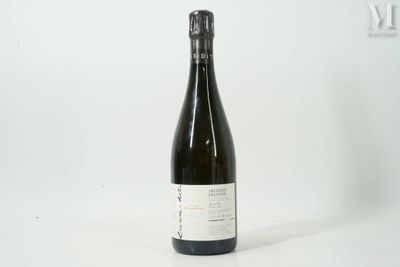 une bouteille de vin posée sur une table