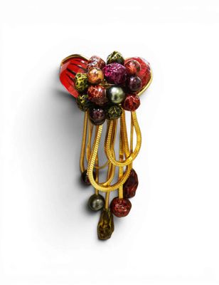 une image représentant une broche ornée d'un bouquet de fleurs