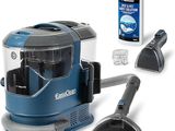 une image représentant un aspirateur bleu et des produits d'entretien sur fond blanc