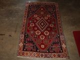 un tapis au sol avec un tapis rouge au sol
