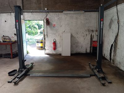 une photo d'un garage équipé d'un pont élévateur