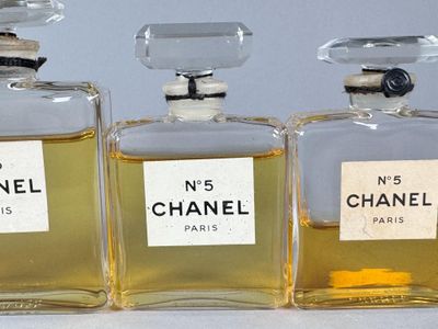 CHANEL. Collection de quatre flacons FACTICE / DUMMY de parf…