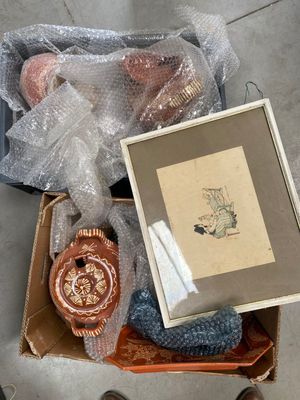 une boîte d'objets hétéroclites posée sur le sol