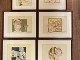de nombreuses photos encadrées sur le mur d'une pièce