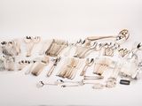 beaucoup d'argenterie sur une table blanche