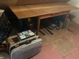 une valise posée par terre dans un coin de la pièce