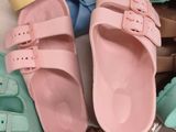 plusieurs paires de chaussures posées sur une table