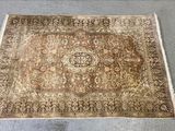un tapis persan ancien avec un motif de médaillon au centre