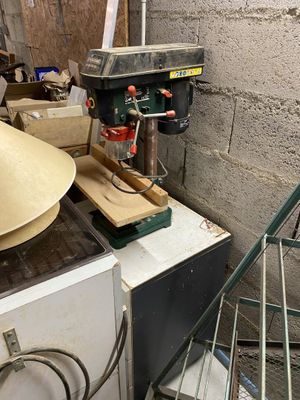 une machine posée sur une table