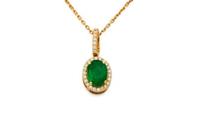 un pendentif en émeraude et diamants monté sur une chaîne en or