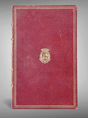 un livre rouge orné d'un emblème doré sur la couverture