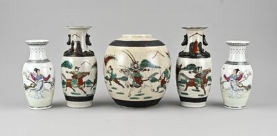 Plusieurs vases aux motifs asiatiques sont alignés sur une surface grise
