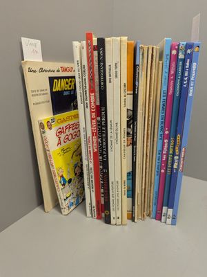 un grand nombre de livres empilés sur une étagère
