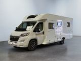 une photo d'un camping-car blanc garé dans une pièce
