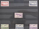 une photo d'une collection de timbres exposée dans une vitrine