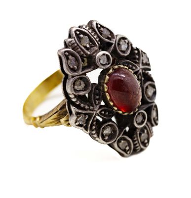 l'image d'une bague contenant une pierre rouge