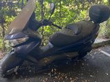 un scooter garé sur le parking