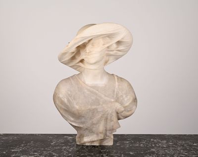 buste en marbre représentant une femme coiffée d'un chapeau