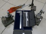une boîte à outils posée par terre à côté d'une paire de ciseaux