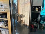 quelqu'un prend une photo de l'intérieur d'un réfrigérateur