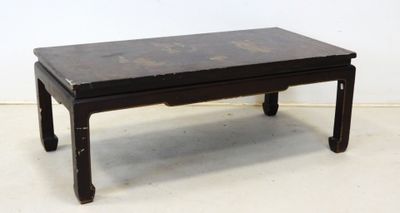 une petite table noire avec un plateau en bois posée sur un sol blanc