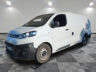la camionnette blanche est garée sur le sol en damier d'une pièce