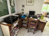 une photo d'un bureau à domicile avec un bureau et un ordinateur