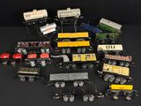 beaucoup de petits trains sur une table noire