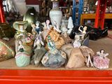 de nombreuses figurines posées sur une étagère rouge dans une pièce
