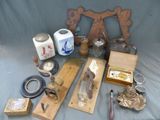 un grand nombre d'objets anciens qui se trouvent sur la table