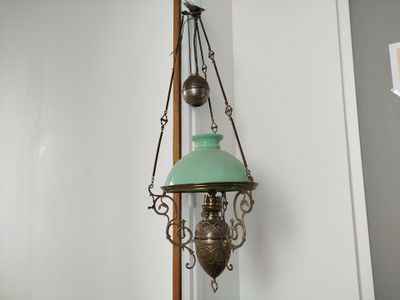 Suspension en métal à décor de volutes avec abat-jour en ver…