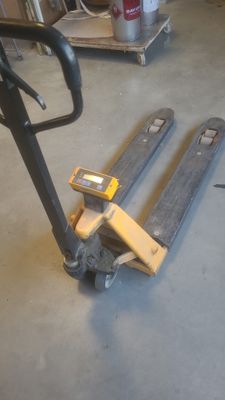 une palette posée à même le sol dans le garage