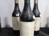 Plusieurs bouteilles de vin sont alignées sur une table noire