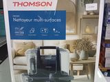 un carton contenant un micro-ondes posé sur une table dans un magasin