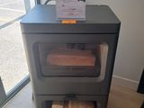un petit poêle à bois dans un coin de la pièce