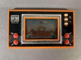 une petite console de jeux orange avec une image à l'écran