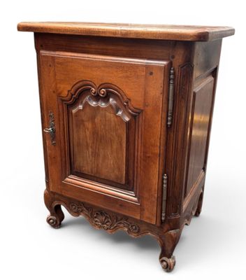 une vieille armoire en bois avec une porte et un tiroir monté sur roulettes