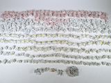 de nombreuses perles au crochet sur un fond blanc